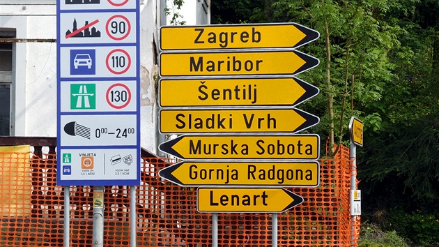 Rozcestnk za hranic ve slovinskm Trate, my odboujeme doprava na Lenart.