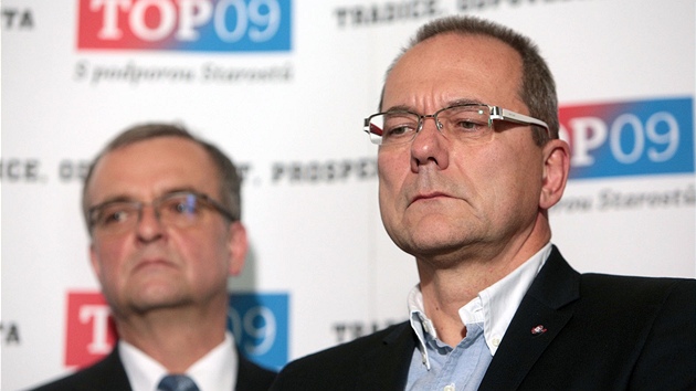 f zastupitelskho klubu TOP 09 Ji Vvra (vpravo) a ministr financ Miroslav Kalousek pi tiskov konferenci strany. (28. kvtna 2013)