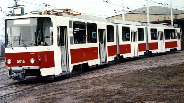 Fotografie prototypu z roku 1984. Vůz s číslem 0019 nepatřil Dopravnímu podniku, byl majetkem ČKD Tatra. Později byl předán do Ostravy. Snímek je z vozovny Hloubětín, kde byly zkušební tramvaje ČKD deponovány.