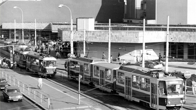 Vůz č. 9001 při jednom z prvních nasazení na lince č. 15 u stanice metra Sokolovská (dnes Florenc) v červenci 1986.