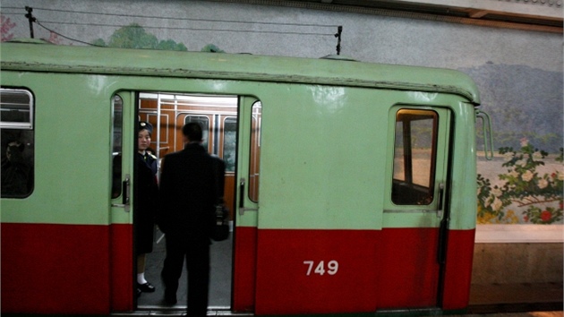 Vlaky v severokorejském metru u leccos pamatují.