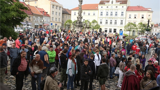 Lidé v Duchcov se seli na protiromské demonstraci (29. kvtna 2013).