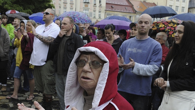 Lid v Duchcov se seli na demonstraci (29. kvtna 2013).