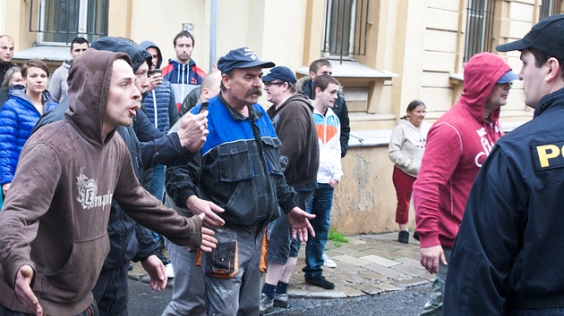 Policist zashli v Duchcov proti astnkm demonstrace (29. kvtna 2013).