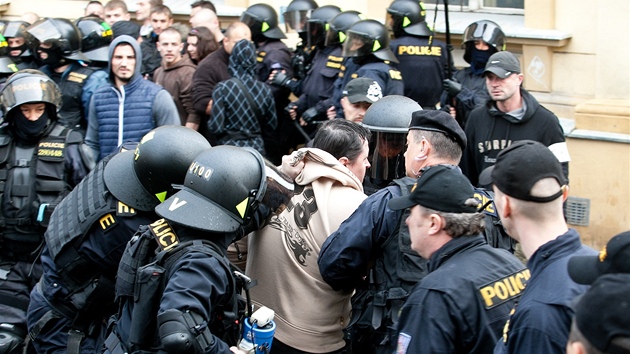 Policist zashli v Duchcov proti astnkm demonstrace (29. kvtna 2013).