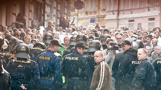 Policist zashli v Duchcov proti astnkm demonstrace (29. kvtna 2013).