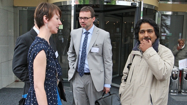Romsk aktivista Kumar Vishwanthan se ped ostravskm hotelem Imperial setkal s Davidem Sventkem, editelem adu Regionln rady Moravskoslezsko. (27. kvtna 2013)