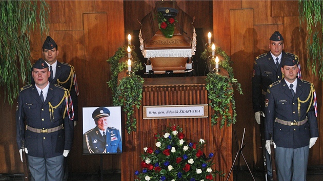 U rakve Zdeňka Škarvady stáli vojáci, pohřeb provázely vojenské pocty. (28. května 2013)