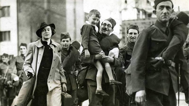 P�esouv�me se do podzimu 1938, kdy �eskoslovensko vyhl�silo �plnou mobilizaci. Jeho arm�da nabyla s�ly p�es 1,2 milionu mu��.
