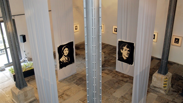 Portréty z lidského popela Roman Týc vystavoval před dvěma lety v Praze. Nyní si je zájemci mohou prohlédnout v Českém Krumlově.