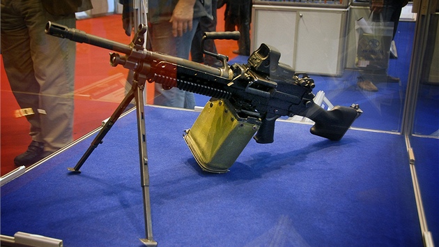 Lehk kulomet M249 Minimi, kter by se ml stt soust standardn vzbroje esk armdy.
