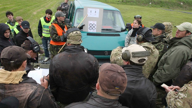 Brfing ped dal steleckou polokou. Odstelovai se zde dozvd na jak ter budou stlet, na jakou vzdlenost, kolik maj asu a dal podstatn informace