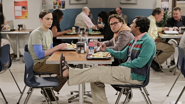 Big Bang Theory, první díl šesté série. Sandále letos frčí.