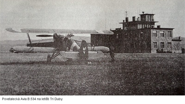 Povstaleck Avia B.534 na letiti Tri Duby.
