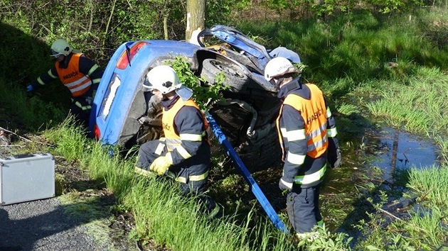 Osmnctilet idi havaroval na Opavsku do stromu. (20. kvtna 2013)