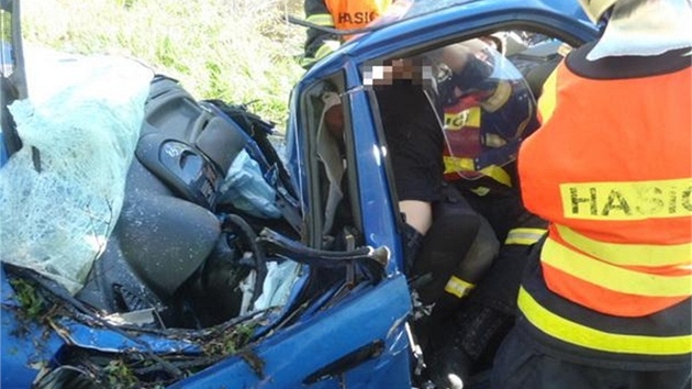 Osmnáctiletý řidič havaroval na Opavsku do stromu (20. května 2013). 