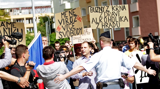 Protest proti Miloi Zemanovi ped nejvym soudem v Brn (21. kvtna 2013)