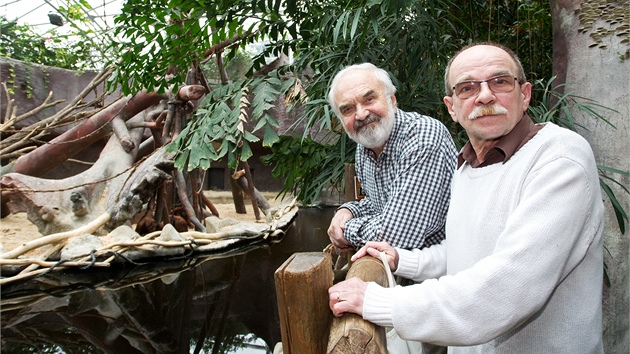 Kmotři Zdeněk Svěrák a Jaroslav Uhlíř se za mládětem orangutana a jeho rodinou vypravili do pavilonu Indonéská džungle. 