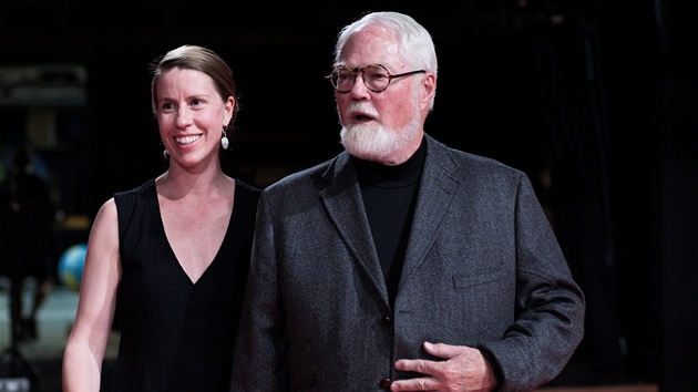 Robert Fulghum s manželkou na jevišti divadla ABC