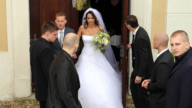 M�sto �pal�ru kamar�d� st�la p�ed kostelem ochranka.