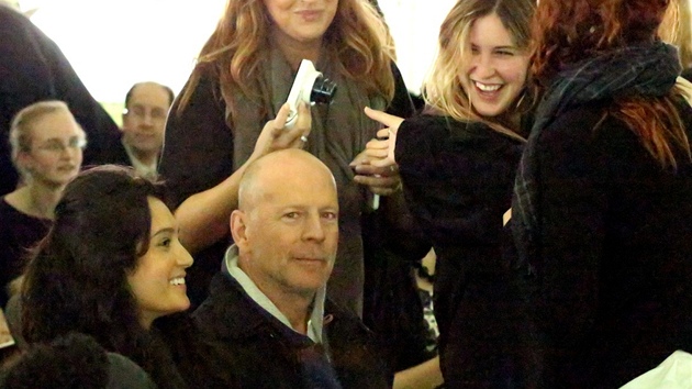 Promoci sv dcery sledoval i hrd otec Bruce Willis s manelkou.