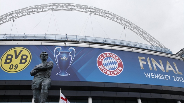 KDO S KOHO. Socha legendrnho anglickho fotbalisty Bobbyho Moorea ped stadionem ve Wembley, kde se v sobotu rozhodne mezi Bayernem a Dortmundem o vtzi Ligy mistr. 