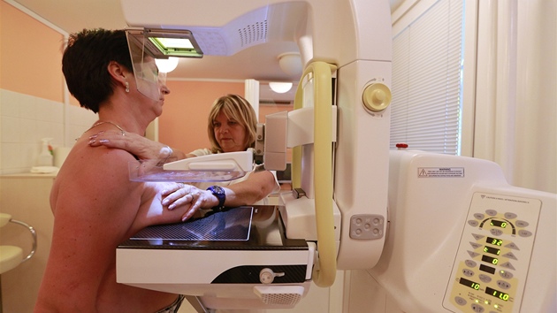Před každým snímkem je třeba prs na mamografu správně nastavit. 