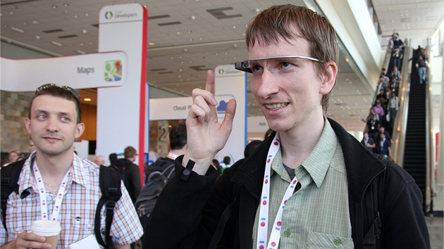 Redaktor Technet.cz Pavel Kasík potřetí zkouší Google Glass. Síť wi-fi byla na konferenci Google I/O obvykle přetížená, ale rozpoznávání řeči fungovalo na výbornou.