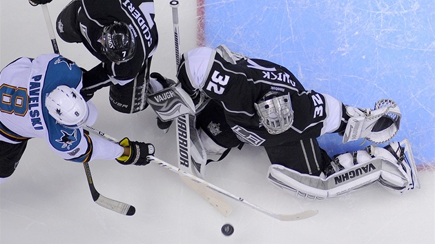 Brank Jonathan Quick z Los Angeles el za pomoci Roba Scuderiho anci Joea Pavelskiho ze San Jose. 