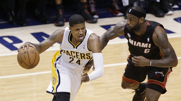 Paul George (vlevo) z Indiany se sna obejt LeBrona
Jamese z Miami.