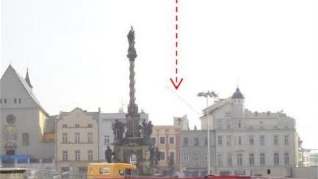 Srovnání pohledů z Dolního náměstí na to, jak moc bude Šantovka Tower vidět. Nahoře od architekta Tomáše Pejpka, dole od investora.