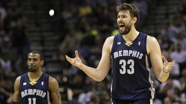 Marc Gasol (v poped) a Mike Conley z Memphisu nesouhlas s verdikterm rozhodch.