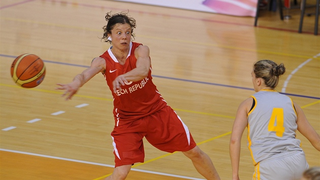 esk basketbalistka Veronika Bortelov tentokrt vol pihrvku ped soubojem s ukrajinskou rozehrvakou Olgou Dubrovinovou.