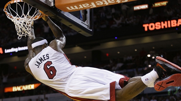 LeBron James z Miami smeuje do koe Indiany.