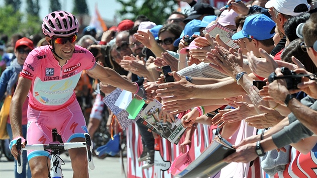 Vincenzo Nibali si jede pro vtzstv na Giro dItalia.