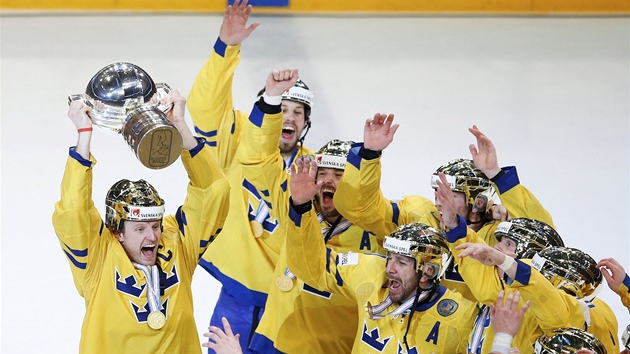 ZLATO V�UDE KOLEM. �véd�tí hokejisté slaví titul mistr� sv�ta na domácím led�
