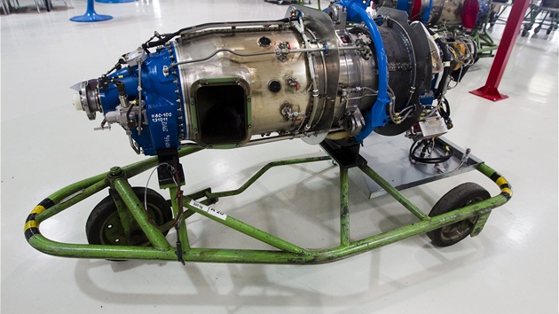 Kompletn leteck motor GE H80 me jt do testovac komory.