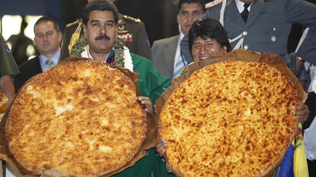 Venezuelsk prezident Nicolas Maduro navtvil Bolvii. Tamn prezident Evo Morales jej pivtal tradinmi koli Pan de Arani (26. kvtna 2013).