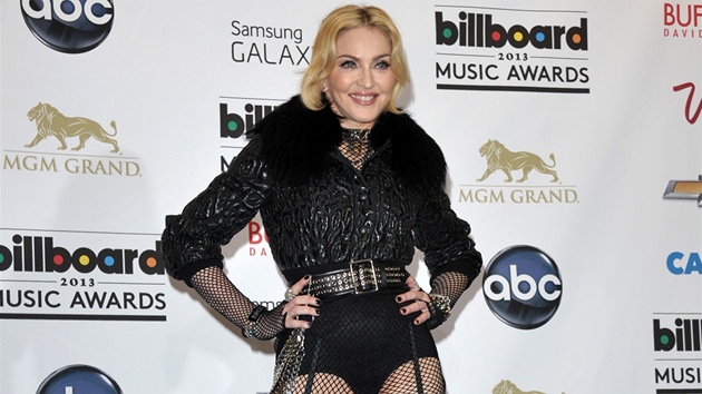 Madonna na udlen Billboard Music Awards dorazila v obleen jako krlovna vech verk. (19. kvtna 2013)