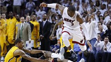 Dwyane Wade z Miami se ítí kupedu, peskoit pi tom musí George Hilla z