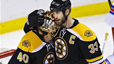 OPORY. Obránce Zdeno Chára a branká Tuukka Rask (vlevo) z Bostonu slaví postup