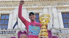 KRÁL GIRA. Vincenzo Nibali s trofejí pro vítěze prestižního závodu.