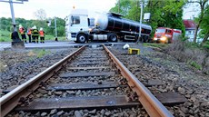 Kamion vjel ped vlak na pejezdu s fungující svtelnou signalizací.
