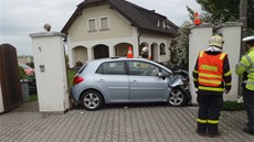 Auto v brance z�stalo zaklín�no v kuriózní poloze - p�esn� mezi sloupky.