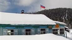 Pod ruskou vlajkou. Jedna z chat v blízkosti jezera Bajkal.