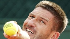 P�ED PODÁNÍM. �eský tenista Jan Hájek se chystá podávat v utkání 2. kola na