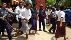 Policie odvádí odsouzené muslimy ze soudní místnosti.