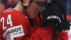 PLÁČE. Švýcarský hokejista Reto Suri těžce kouše zklamání po prohraném finále