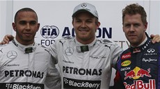 RYCHLÁ TROJKA. Vítěz kvalifikace Velké ceny Monaka Nico Rosberg pózuje s druhým