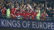 JSME KRÁLOVÉ EVROPY! Fotbalisté Bayernu slaví s pohárem nad hlavami vítzství v...